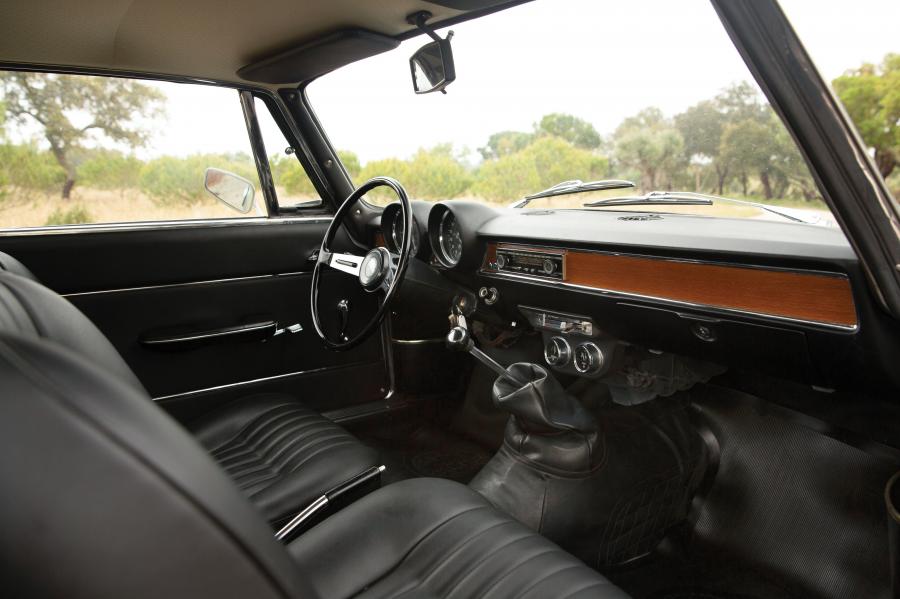 Интерьер Alfa Romeo GT 1300 Junior (105) 1968 года  (фото 8 из 12)